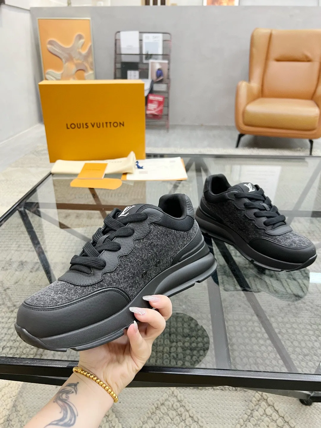 Factory price: 460💰LV🔍Top purchasing agent🇮🇹 Road The popular sports sneakers counter of the popular street man is synchronized with the uppers of Italian cowhide and cloth fabrics, high-quality splicing and complex craftsmanship, imported breathable mesh inner pads, soles: original soles specially provided by the original factory, T men's men's shoes 💰U exclusive movable molded soles are super comfortable, original factory single goods, 🔍🔍high quality, you can enter and exit the counter at will, welcome to compare. Code number 38-44, (45 customized)